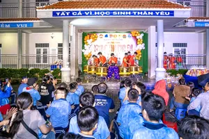 Ấm áp đêm hội trung thu tại Trường khiếm thị Hữu Nghị