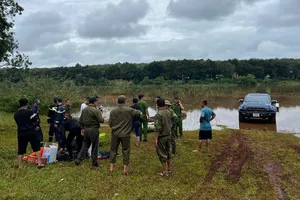 Lực lượng chức năng triển khai nhiệm vụ tìm kiếm cứu nạn, cứu hộ nạn nhân nghi mất tích. Ảnh: CA TPĐN