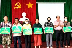 Lãnh đạo Hội Nông dân TPHCM trao vốn vay cho cho các hộ ngư dân trong lễ giải ngân 