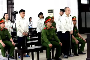 Nguyễn Quang Hoàng cùng 4 bị cáo khác đứng trước Hội đồng xét xử