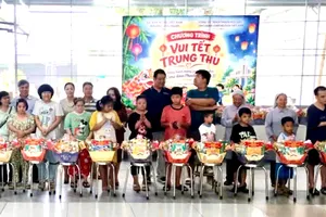 Chung tay chăm lo cho học sinh khó khăn, người già neo đơn