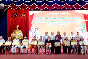 UBND xã Ngãi Giao trao bằng chúc thọ, mừng thọ cho các cụ cao tuổi