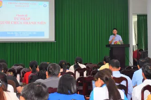 Báo cáo viên trình bày chuyên đề Tư pháp người chưa thành niên.