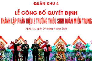 Trung tướng Hà Thọ Bình, Tư lệnh Quân khu 4 và Trung tướng Đoàn Xuân Bường, Chính ủy Quân khu 4 trao các quyết định cho Ban Chỉ huy Phân hiệu 2. Ảnh: QUỐC KHÁNH 