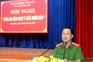 Trung tá Nguyễn Thế Nam, Phó Trưởng Công an phường Vũng Tàu báo cáo kết quả công tác giữ gìn ANTT trên địa bàn. Ảnh: THÀNH HUY