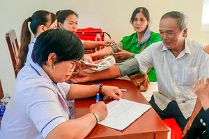 Người cao tuổi xã Bàu Lâm được khám và tư vấn sức khỏe miễn phí. Ảnh: THÀNH HUY
