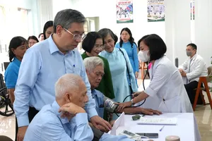 Phó Bí thư Thành ủy TPHCM Nguyễn Phước Lộc cùng các đại biểu tham quan điểm sinh hoạt – chăm sóc người cao tuổi
