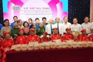 Nguyên Chủ tịch nước Nguyễn Minh Triết và các đại biểu chúc mừng các chiến sĩ cách mạng cao niên