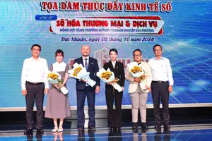 Phường Đức Nhuận trao hoa cảm ơn các báo cáo viên tham dự tọa đàm