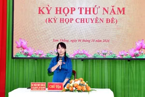 Bà Trần Thụy Cẩm Lệ, Bí thư Đảng ủy, Chủ tịch HĐND phường Tam Thắng phát biểu khai mạc kỳ họp