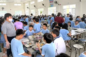 Kiểm tra đột xuất bữa ăn bán trú tại Trường Tiểu học Chu Văn An (xã Long Hải)