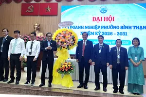 Lãnh đạo Liên đoàn Doanh nghiệp TPHCM tặng hoa chúc mừng Đại hội. Ảnh: ĐỨC TRUNG