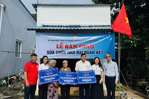 Lễ trao kinh phí bàn giao công trình sữa chữa nhà cho 3 hộ có hoàn cảnh khó khăn