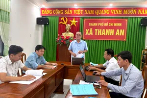 Ông Nguyễn Hoài Bảo, Chủ tịch UBND xã Thanh An, chủ trì một cuộc họp tại cuộc họp UBND xã