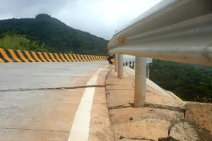 Mặt đường đoạn Km45 qua quốc lộ 28B nứt toác. Ảnh: TIẾN THẮNG