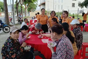 Xã Long Hải phục vụ 325 phần ăn sáng cho người khó khăn