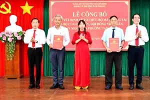Phường Tam Thắng trao các quyết định về tổ chức bộ máy và công tác cán bộ.