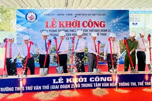 Các đại biểu thực hiện nghi thức khởi công công trình Trường THCS Trừ Văn Thố (giai đoạn 2)