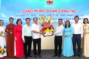 Lãnh đạo phường Vũng Tàu tặng hoa chúc mừng đến Liên doanh Việt – Nga Vietsovpetro. Ảnh: THÀNH HUY