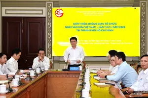 Đồng chí Nguyễn Mạnh Cường, Phó Chủ tịch UBND TPHCM báo cáo tại hội nghị từ điểm cầu TPHCM. Ảnh: HOÀNG TRIỀU
