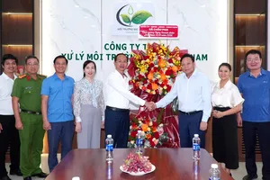 Lãnh đạo xã Châu Pha chúc mừng doanh nghiệp nhân Ngày Doanh nhân Việt Nam 13-10