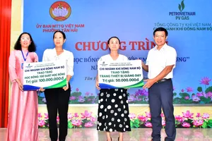 105 học sinh, sinh viên khó khăn ở phường Tân Hải được nhận học bổng