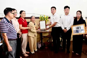 Lãnh đạo phường Tam Thắng trao thư cám ơn cho bà Sánh về việc hiến tặng kỷ vật cho bảo tàng