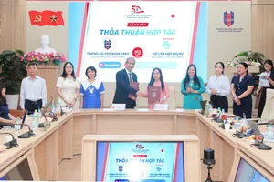 Hội Liên hiệp Phụ nữ phường Thủ Dầu Một và Trường Đại học Ngân hàng TPHCM ký kết thoả thuận hợp tác hỗ trợ phụ nữ phát triển. ẢNH: NGỌC TRĂM