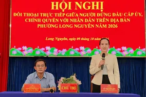 Bà Lê Thị Kim Liên, Phó Bí thư Đảng ủy, Chủ tịch UBND phường Long Nguyên phát biểu tại Hội nghị đối thoại 