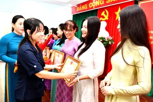 Lãnh đạo phường Tam Thắng tặng Giấy khen cho các tập thể có thành tích tiêu biểu trong phong trào thi đua “Dân vận khéo” năm 2026