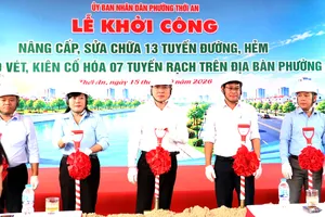 Lãnh đạo phường Thới An cùng các đại biểu thực hiện nghi thức khởi công