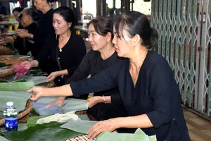 Người dân Long Sơn tập trung tại Nhà Lớn chuẩn bị gói bánh quy, món bánh đặc trưng trong dịp Lễ Trùng Cửu