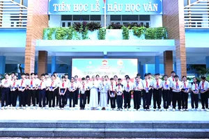Trao học bổng cho học sinh vượt khó học giỏi