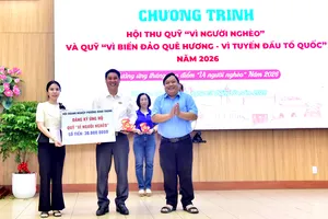 Các đơn vị trao bảng đăng ký ủng hộ Quỹ "Vì người nghèo" năm 2026. Ảnh: HỒNG HẢI