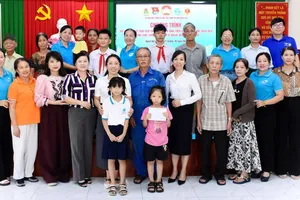 Trao quà “Mẹ đỡ đầu” cho trẻ em có hoàn cảnh đặc biệt khó khăn