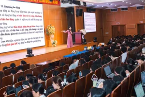 Luật gia Nguyễn Phan Bảo Khuyên, Trung tâm Tư vấn và Hỗ trợ người lao động Công đoàn TPHCM chia sẻ kiến thức pháp luật lao động cho các sinh viên