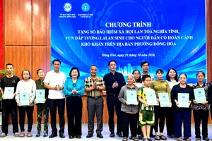 Chương trình trao tặng sổ BHXH cho thành viên hộ nghèo, hộ cận nghèo tại phường Đông Hòa
