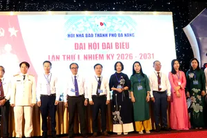 Ban chấp hành nhiệm kỳ mới của Hội Nhà báo TP Đà Nẵng ra mắt Đại hội. Ảnh: XUÂN QUỲNH