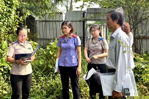 VKSND khu vực 2, TPHCM phối hợp Phòng THADS khu vực 2, TPHCM giám sát việc bàn giao đất. Ảnh: SONG MAI