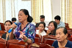 Người dân xã Dầu Tiếng trao đổi với lãnh đạo địa phương những vấn đề dân sinh 
