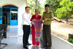 Người dân tự nguyện giao nộp cá thể khỉ đuôi lợn.