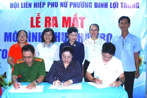 Phường Bình Lợi Trung ký kết chương trình phối hợp giữa các đoàn thể tại buổi ra mắt mô hình “Nhà trọ an toàn cho phụ nữ và trẻ em”. Ảnh: HỒNG HẢI