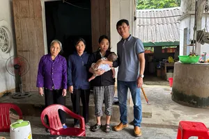 Đại diện Báo SGGP trao tiền hỗ trợ đến chị Nguyễn Thị Nguyệt