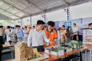 Sinh viên HUTECH tham quan các mô hình tại triển lãm