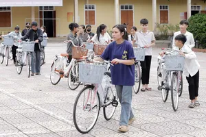 Câu lạc bộ Nhà báo xứ Nghệ tại TPHCM trao tặng 400 xe đạp, quà ở Nghệ An và Hà Tĩnh