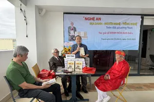 Tác giả Lê Đình Hòa và nhà nghiên cứu Nguyễn Đình Tư tại buổi ra mắt cuốn sách Nghệ An - Địa danh - người Nghệ và tiếng Nghệ