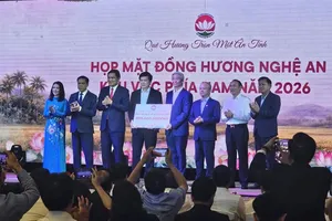 Trao 500 triệu đồng ủng hộ Quỹ Vì người nghèo tỉnh Nghệ An