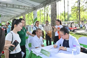 Người dân được tư vấn kiến thức dinh dưỡng miễn phí từ các chuyên gia, bác sĩ đầu ngành