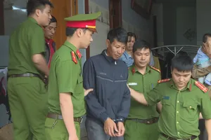 Chủ xưởng đồ gỗ tàng trữ hàng chục khối gỗ lậu