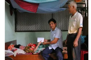 Báo SGGP trao tiền hỗ trợ cho cô giáo bị tai biến nằm liệt giường